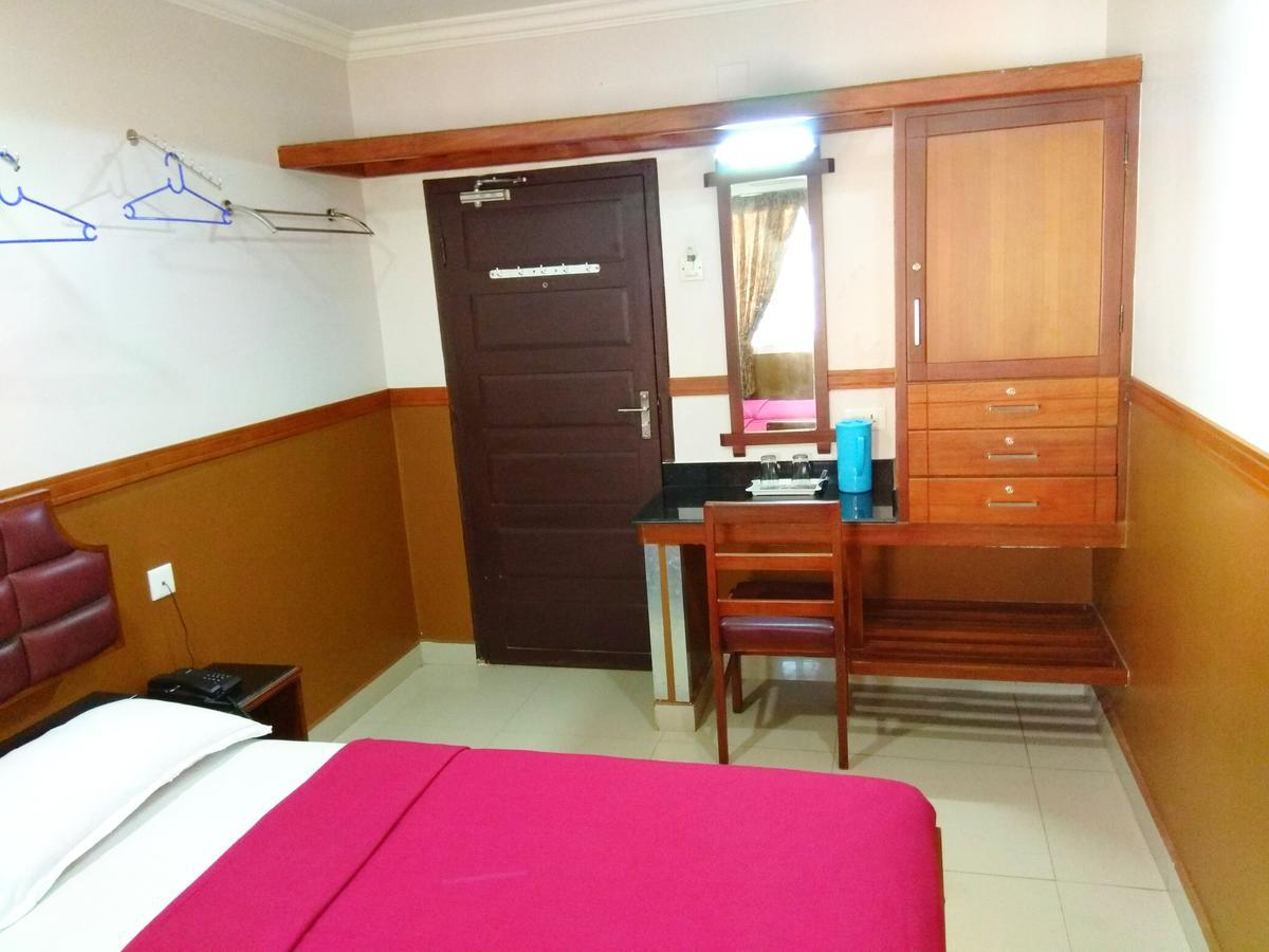 Hotel Maple Regency Kochi Kültér fotó